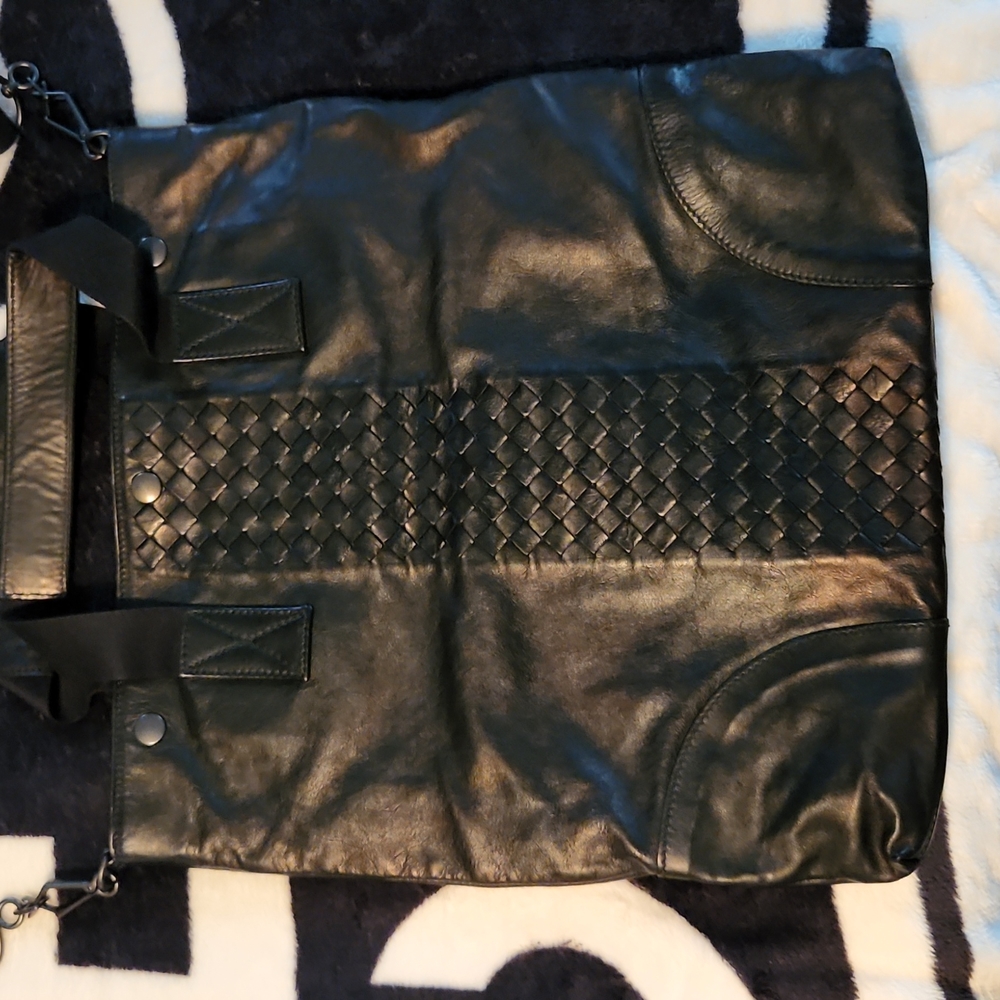 Authentic black Leather Bottega veneta crossbody bag.